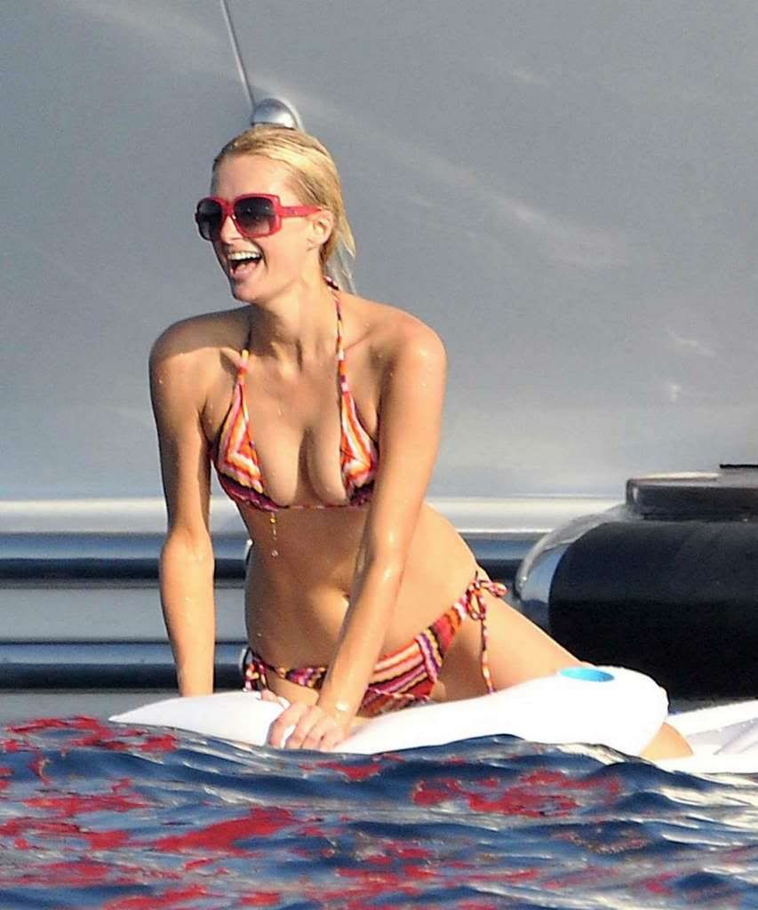 Paris_Hilton_Bikini_on_a_Yacht