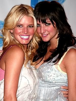 jessica-and-ashlee-simpson-smile-02