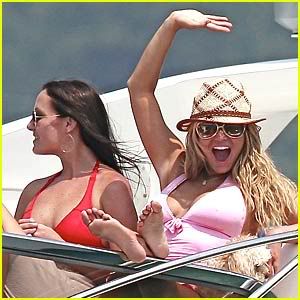 jessica-simpson-ashlee-simpson-yacht-2010