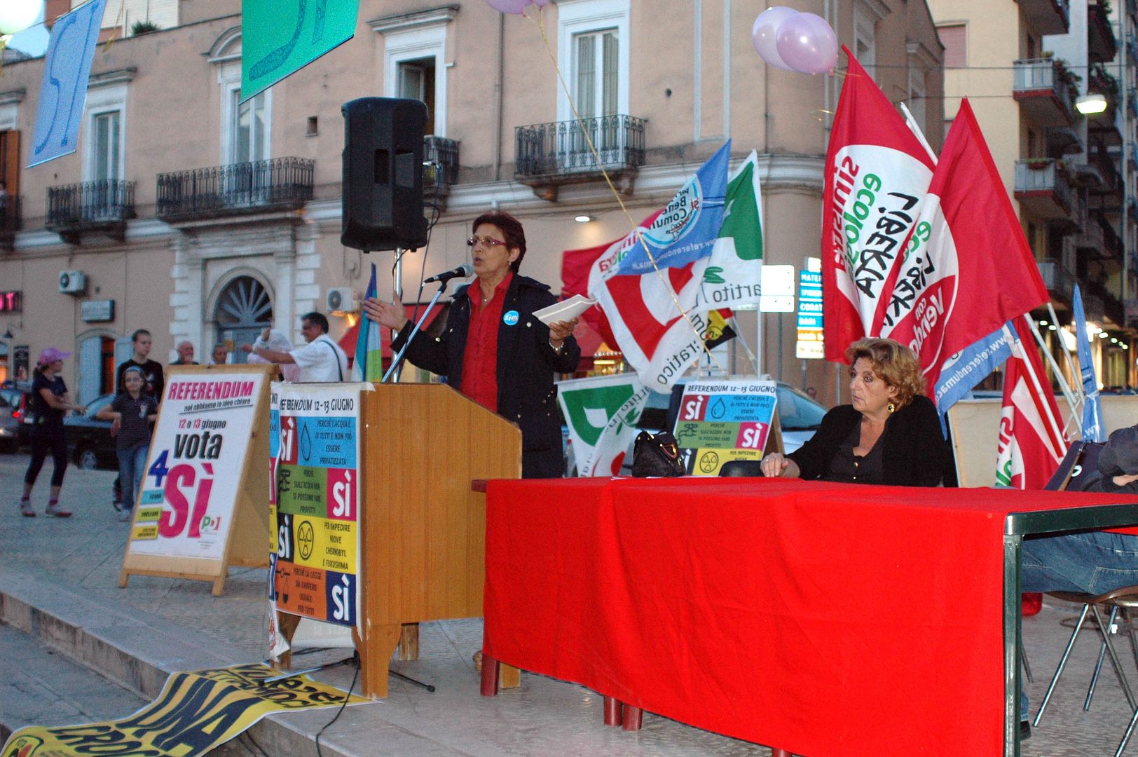 Luciana Gramegna e Laura Mrchetti - piazza Scacchi - referendum 4 SI referendum 4 si