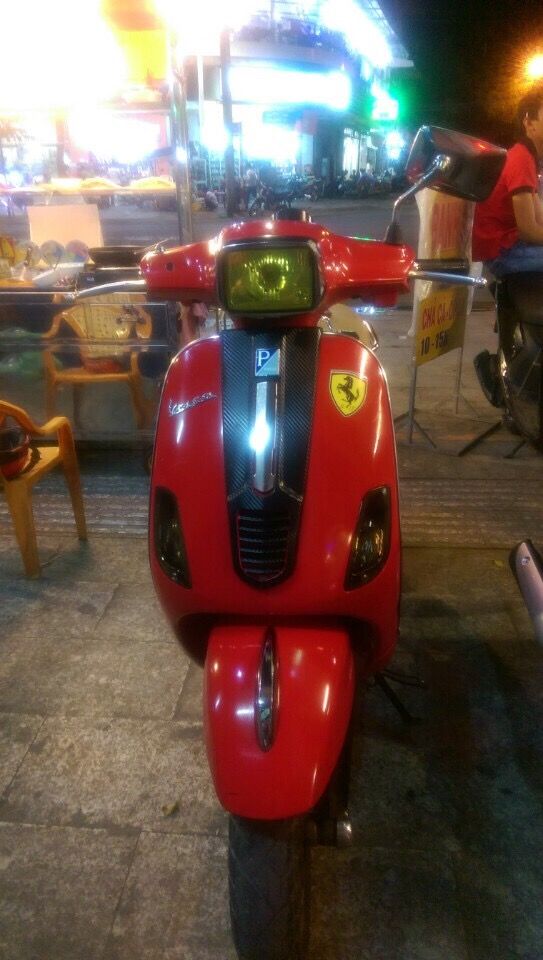 vespa s màu đỏ
